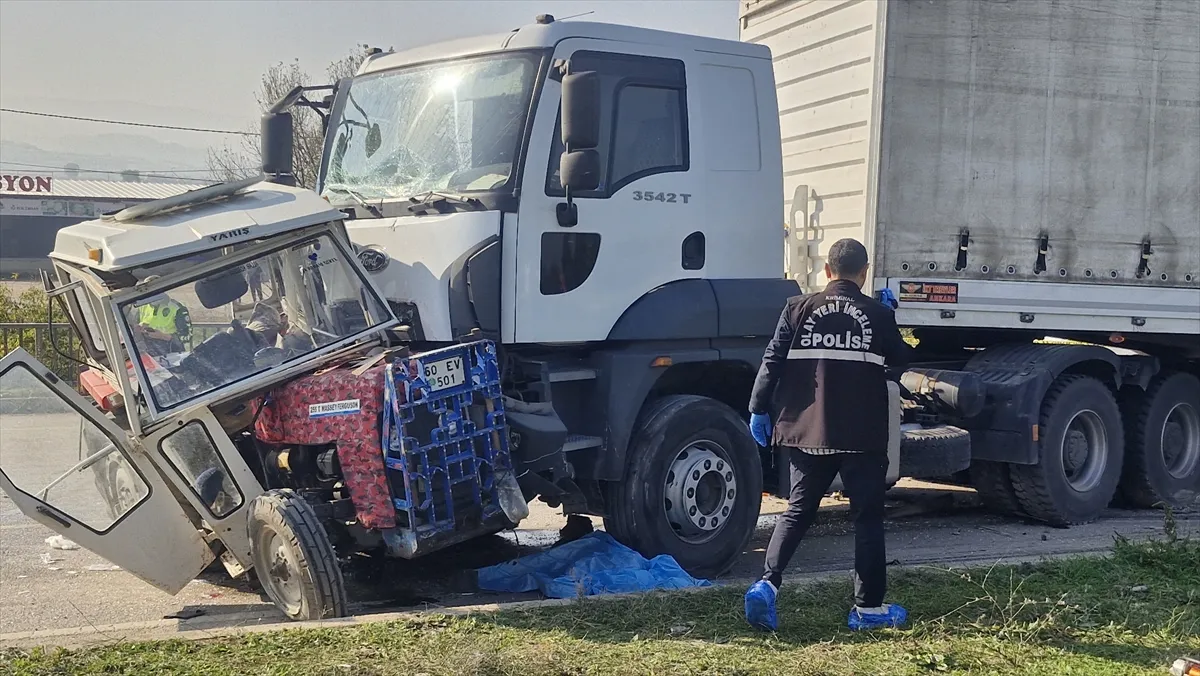 Tokat’ta tır ile traktörün çarpışması sonucu 2 kişi öldü Tokat’ta tır ile traktörün çarpışması sonucu 2 kişi öldü