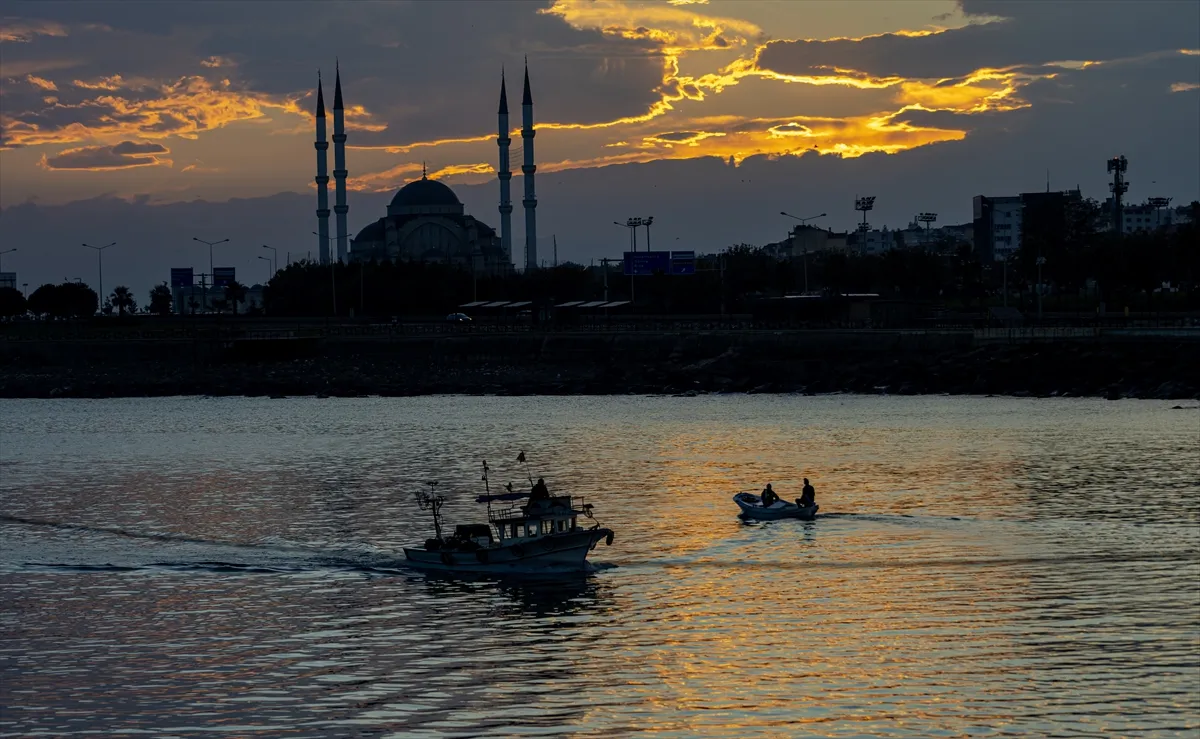 Trabzon’da gün doğumunda balıkçı tekneleri güzel görüntüler oluşturdu Trabzon’da gün doğumunda balıkçı tekneleri güzel görüntüler oluşturdu