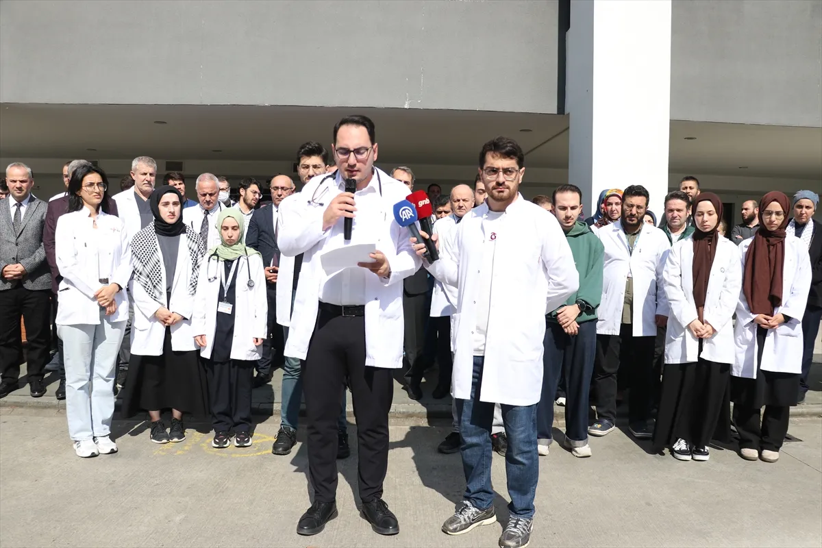 Trabzon’da sağlık çalışanları ve öğrenciler Gazze için bir araya geldi Trabzon’da sağlık çalışanları ve öğrenciler Gazze için bir araya geldi