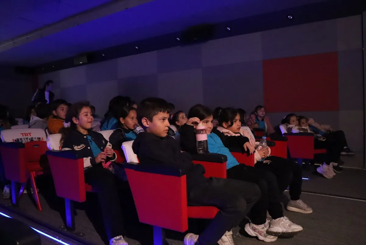 TRT Sinema Tırı Isparta’da çocuklara sinema keyfi yaşattı TRT Sinema Tırı Isparta’da çocuklara sinema keyfi yaşattı