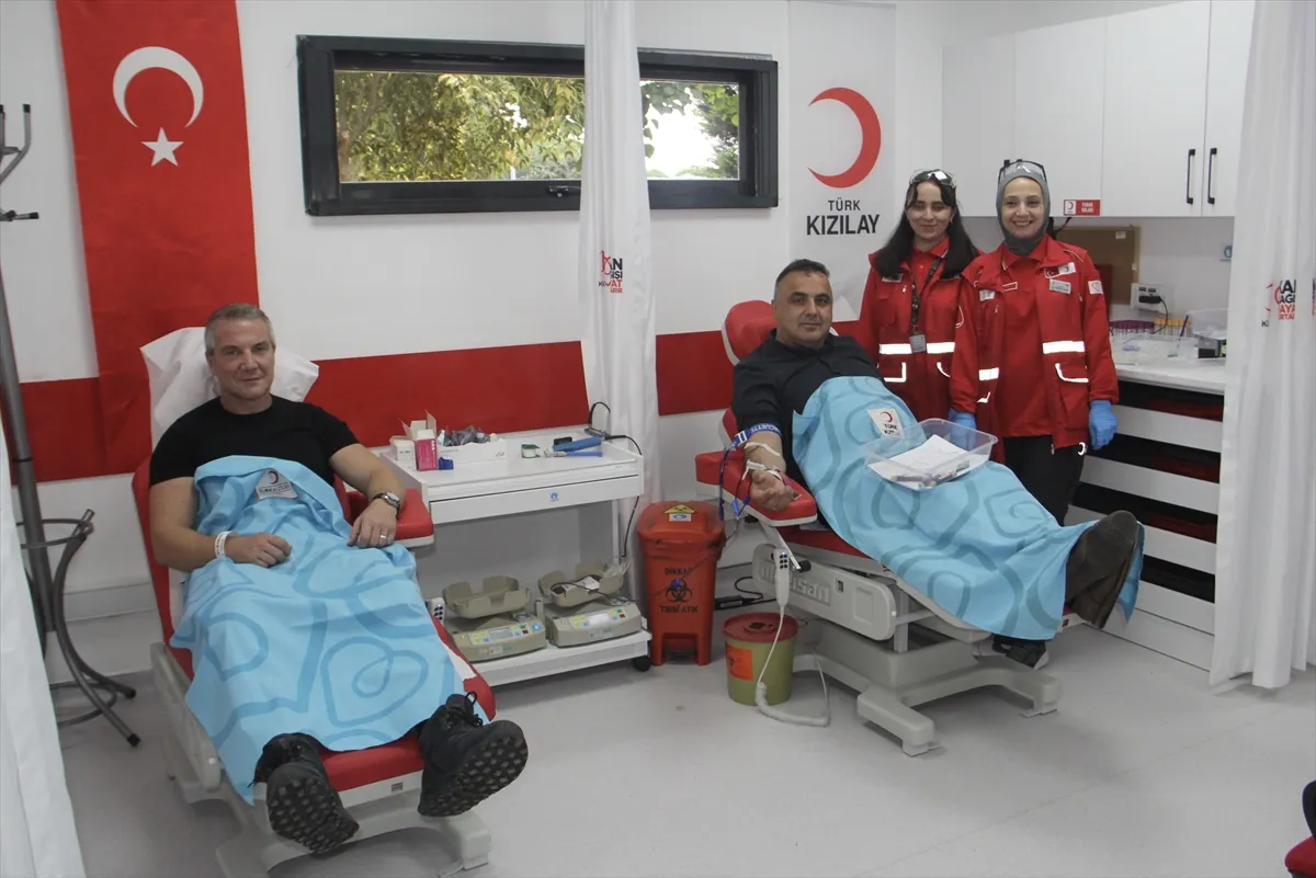 Türk Kızılay ülke genelinde her gün 350 noktada kan bağışı topluyor Türk Kızılay ülke genelinde her gün 350 noktada kan bağışı topluyor