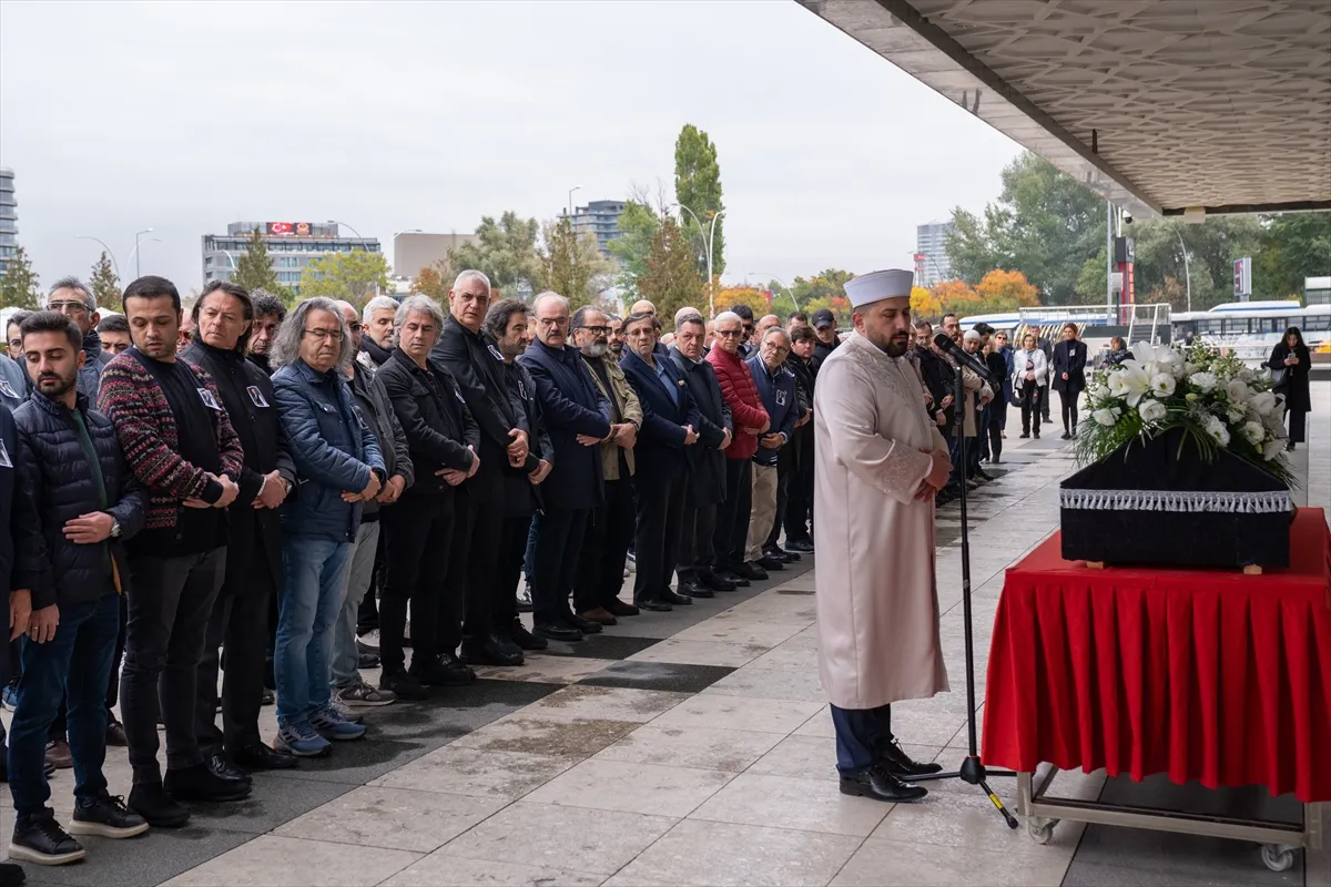 Türk müziğinin usta ismi Alpay son yolculuğuna uğurlandı Türk müziğinin usta ismi Alpay son yolculuğuna uğurlandı