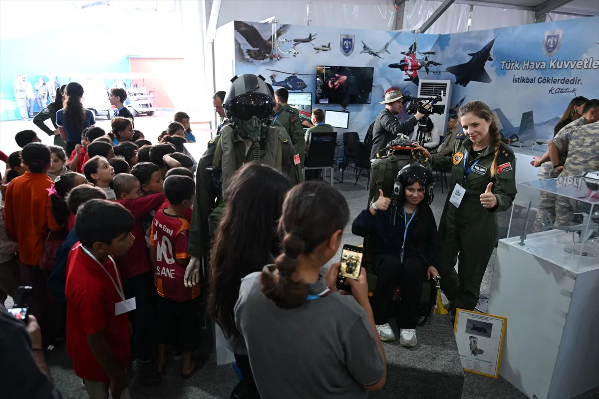 Türk Yıldızları pilotlarından gençlere havacılık çağrısı