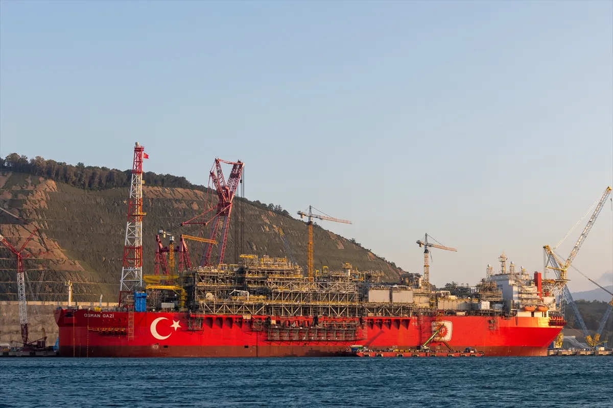 Türkiye’nin ilk yüzer üretim platformu Osman Gazi görev yerine uğurlanıyor Türkiye’nin ilk yüzer üretim platformu Osman Gazi görev yerine uğurlanıyor