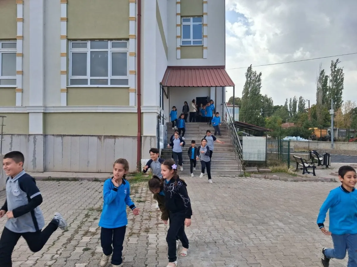 Ulaş’ta deprem tatbikatı yapıldı Ulaş’ta deprem tatbikatı yapıldı