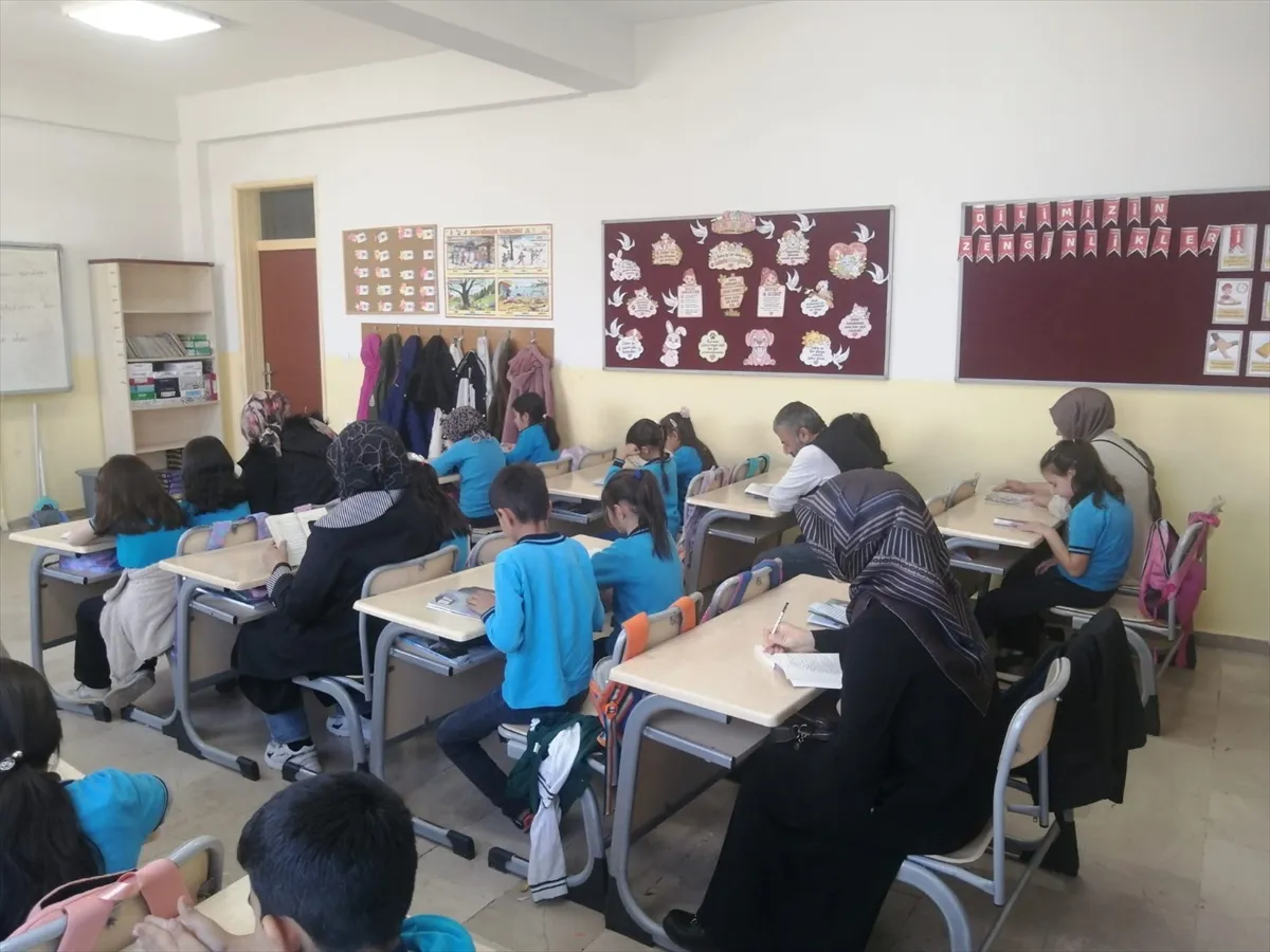 Ulaş’ta ilkokul öğrencileri sınıflarında aileleriyle kitap okudu Ulaş’ta ilkokul öğrencileri sınıflarında aileleriyle kitap okudu