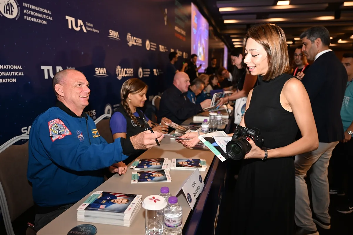 Uluslararası Uzay Kongresi’nde astronotlar imza etkinliğinde ziyaretçilerle buluştu Uluslararası Uzay Kongresi’nde astronotlar imza etkinliğinde ziyaretçilerle buluştu