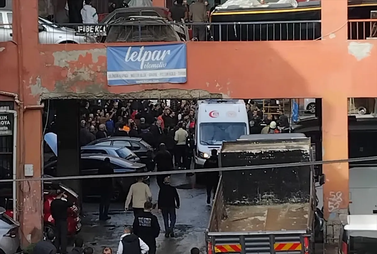 Ümraniye’deki sanayi sitesinde balkonun kısmen çökmesi sonucu 3 işçi yaralandı Ümraniye’deki sanayi sitesinde balkonun kısmen çökmesi sonucu 3 işçi yaralandı
