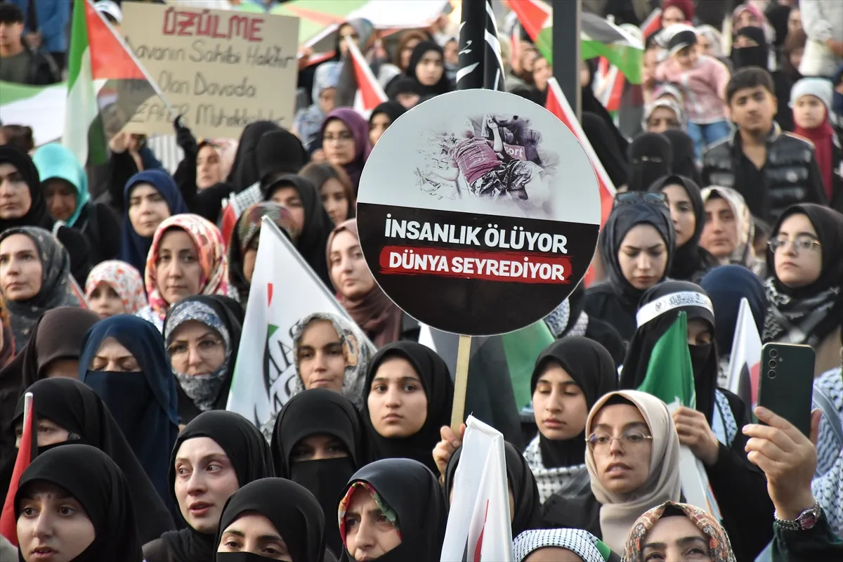 Van’da İsrail’in Gazze’ye yönelik saldırıları protesto edildi Van’da İsrail’in Gazze’ye yönelik saldırıları protesto edildi