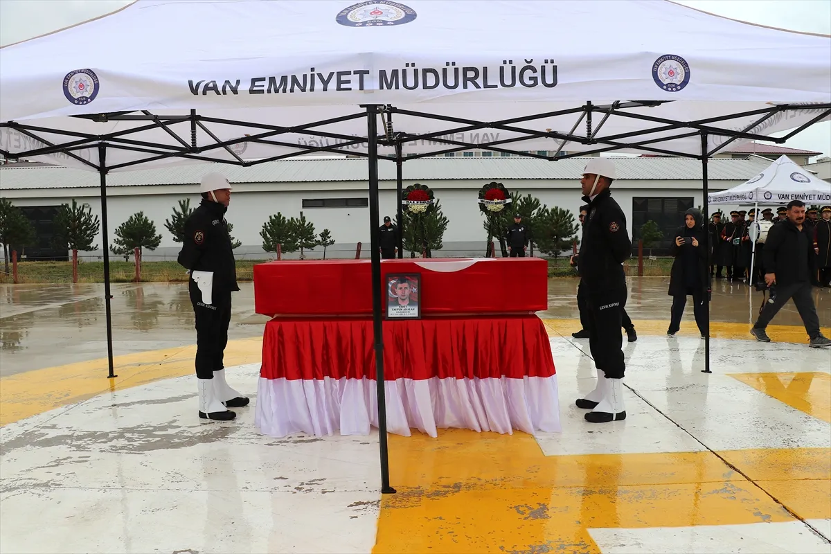 Van’da şehit polis için tören, naaşı Ankara’ya uğurlandı Van’da şehit polis için tören, naaşı Ankara’ya uğurlandı
