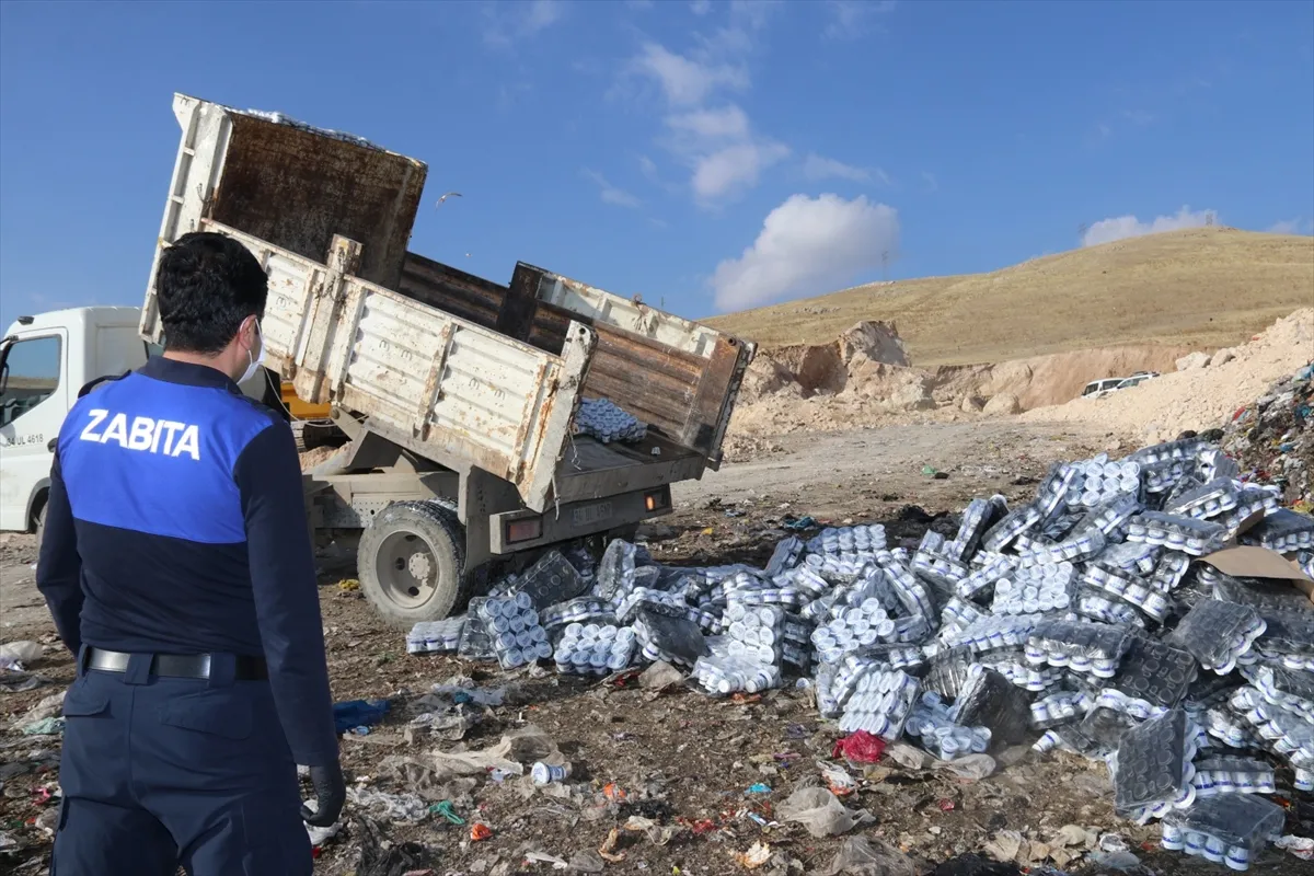Van’da son kullanma tarihi geçmiş 860 koli ayran imha edildi Van’da son kullanma tarihi geçmiş 860 koli ayran imha edildi
