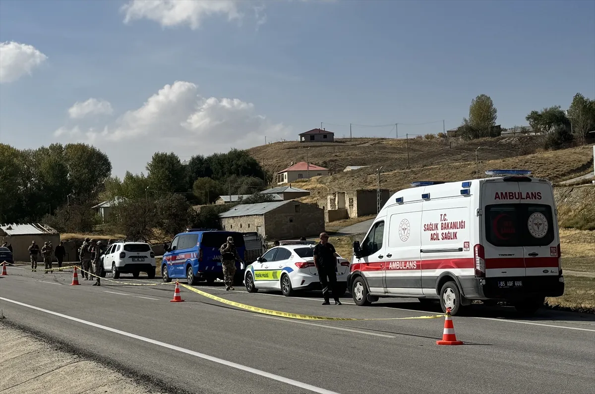 Van’da tır ile minibüsün çarpıştığı kazada bir kişi öldü, 11 kişi yaralandı Van’da tır ile minibüsün çarpıştığı kazada bir kişi öldü, 11 kişi yaralandı
