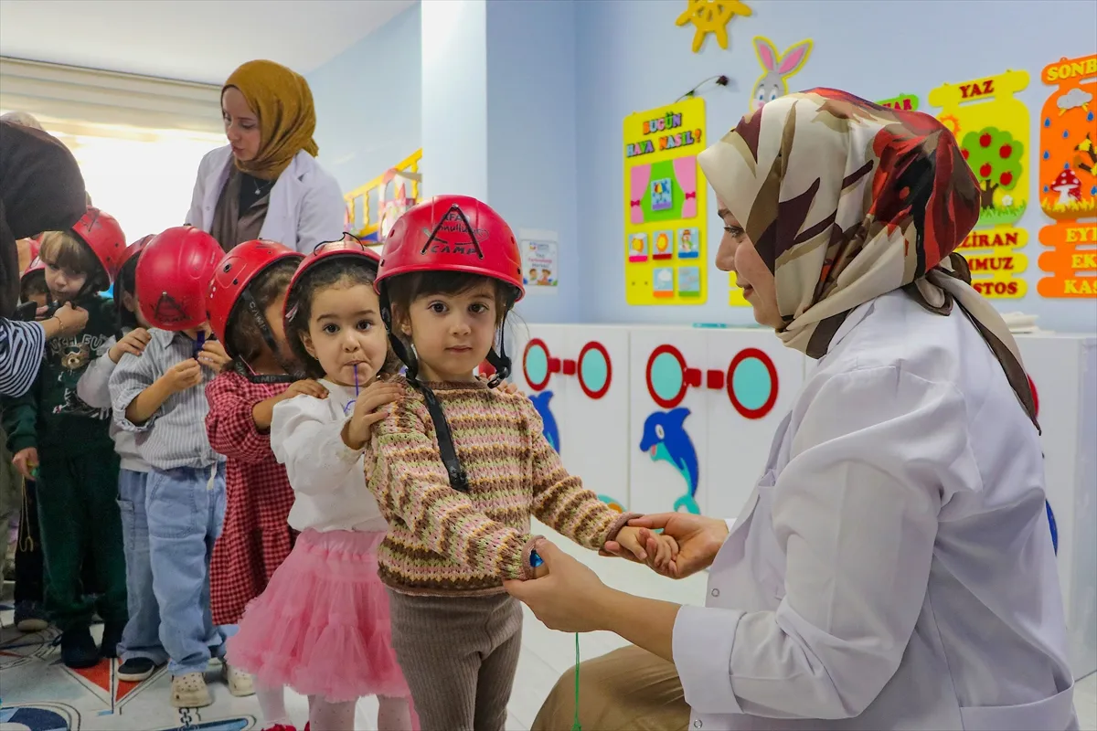 Van depremini yaşayan üniversiteliler miniklere afet bilinci aşılıyor