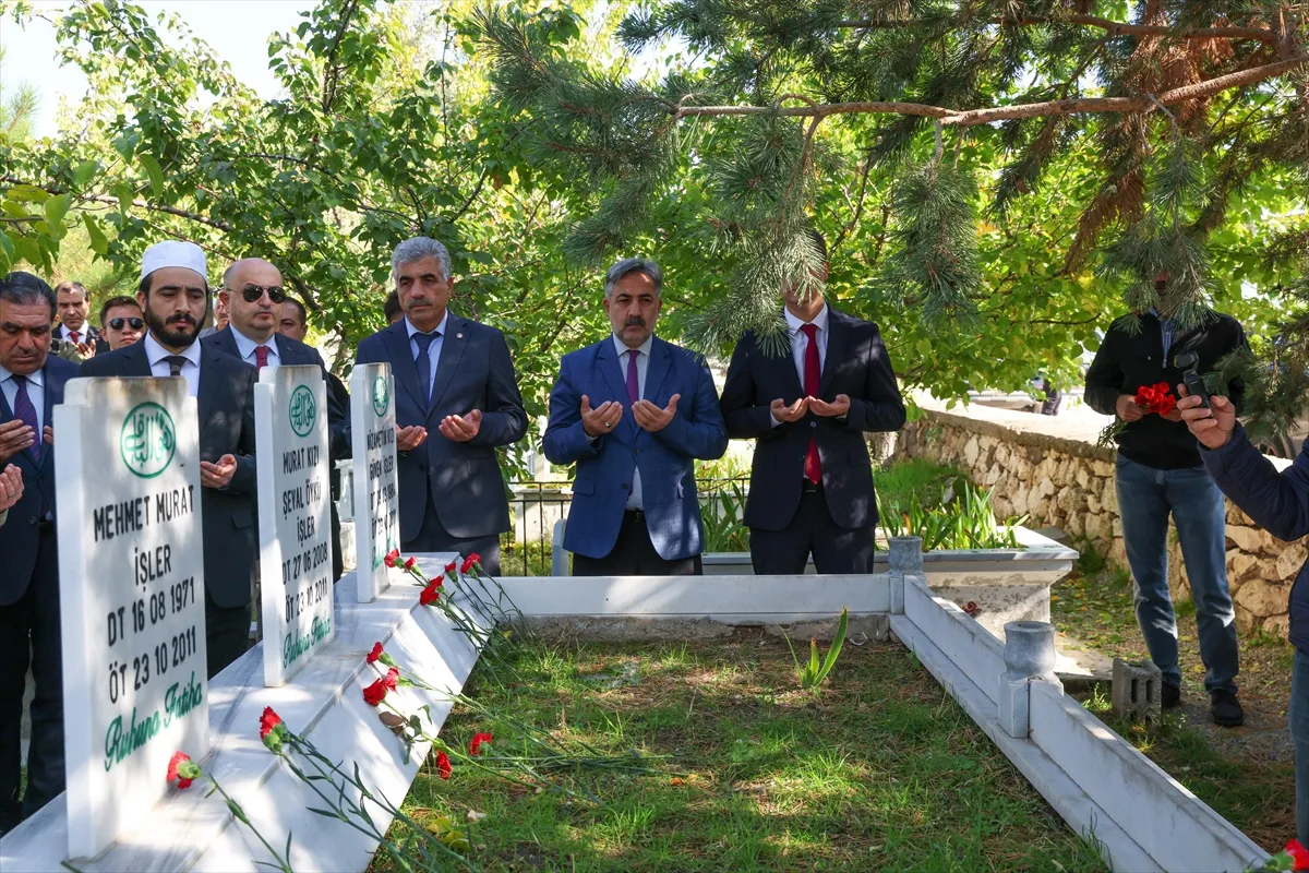 Van depreminin 15. yılında hayatını kaybedenler anıldı Van depreminin 15. yılında hayatını kaybedenler anıldı