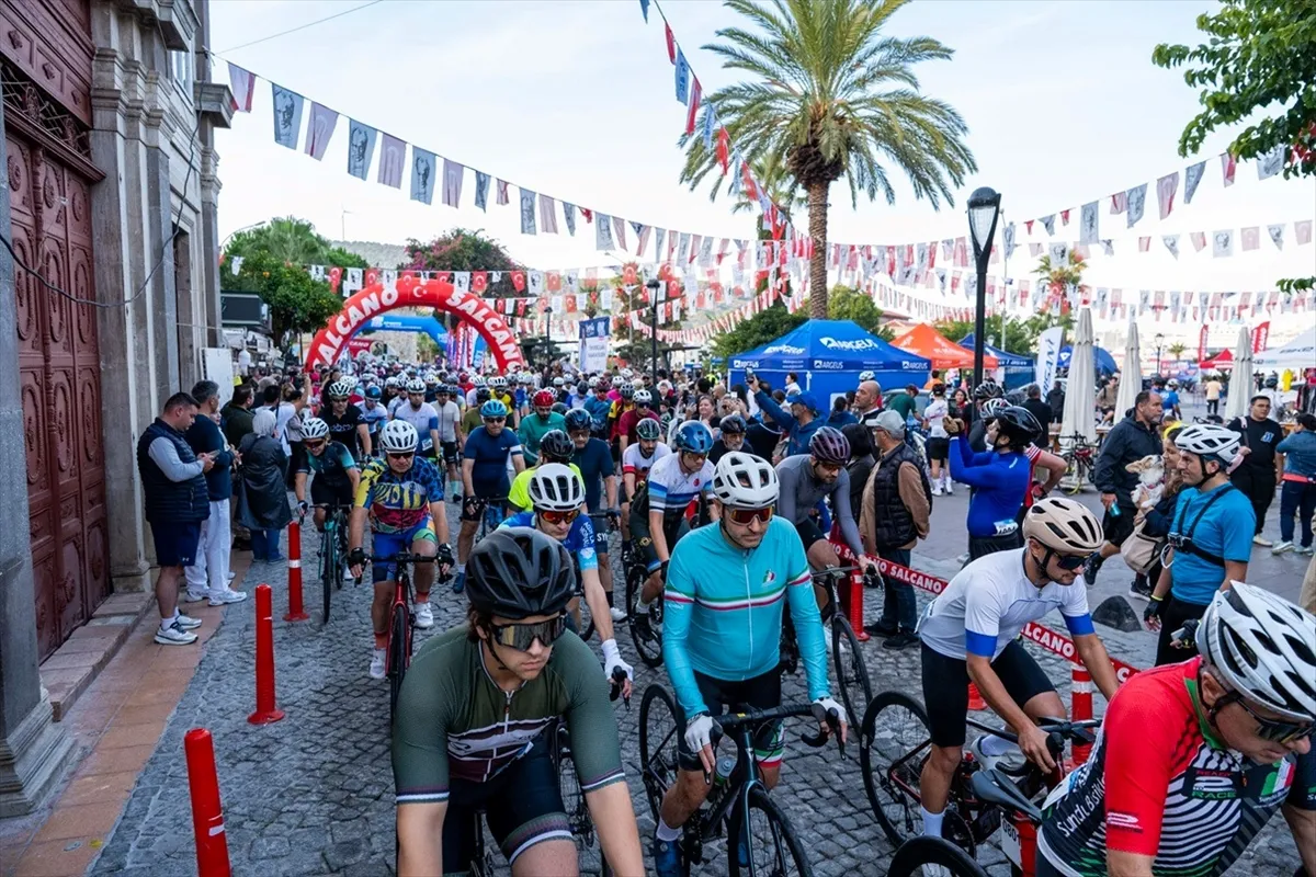 Veloturk Gran Fondo Bisiklet Yarışı, Çeşme’de tamamlandı Veloturk Gran Fondo Bisiklet Yarışı, Çeşme’de tamamlandı