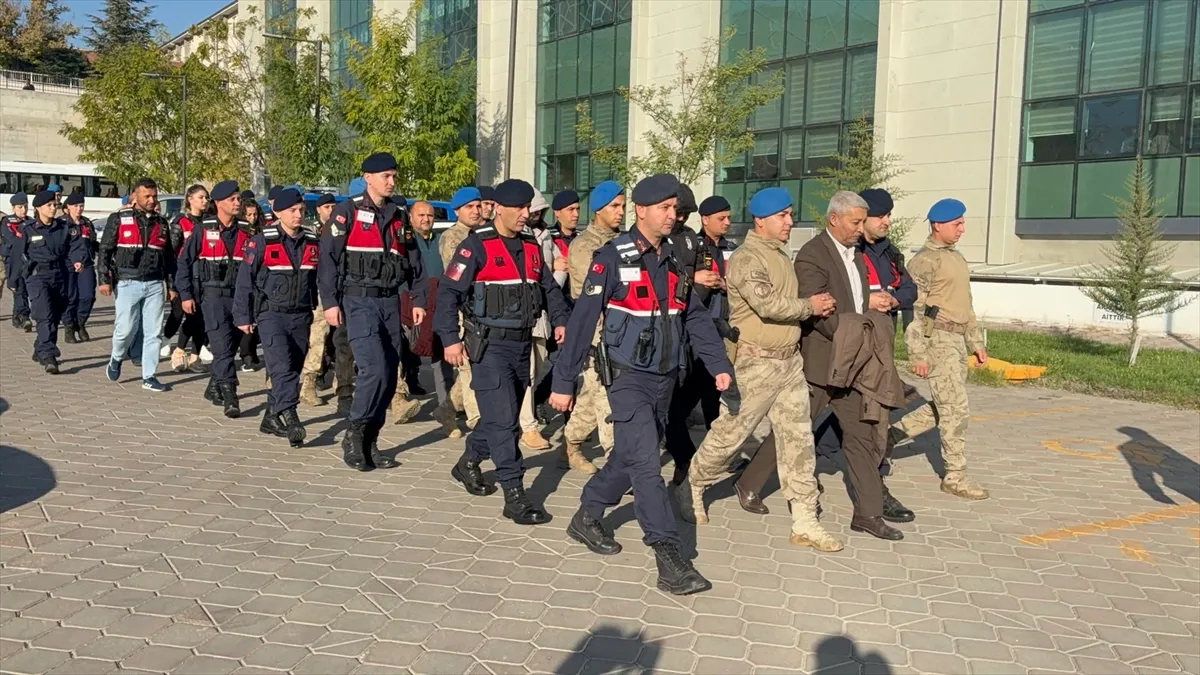 Yahşihan Belediyesine yönelik yolsuzluk operasyonunda yakalanan 9 zanlı adliyede Yahşihan Belediyesine yönelik yolsuzluk operasyonunda yakalanan 9 zanlı adliyede