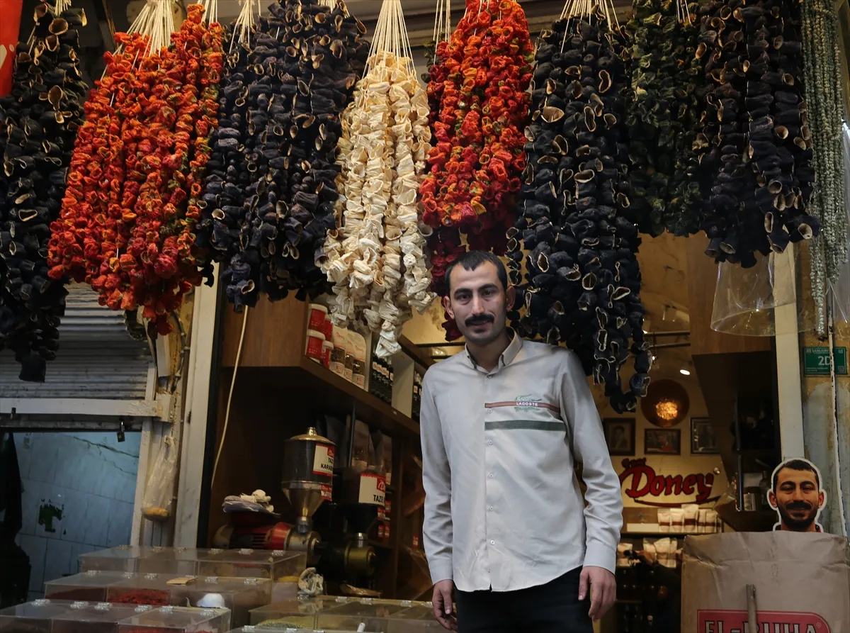 Yaklaşık 200 yıllık dükkanda beş kuşaktır ticaret yapıyorlar Yaklaşık 200 yıllık dükkanda beş kuşaktır ticaret yapıyorlar