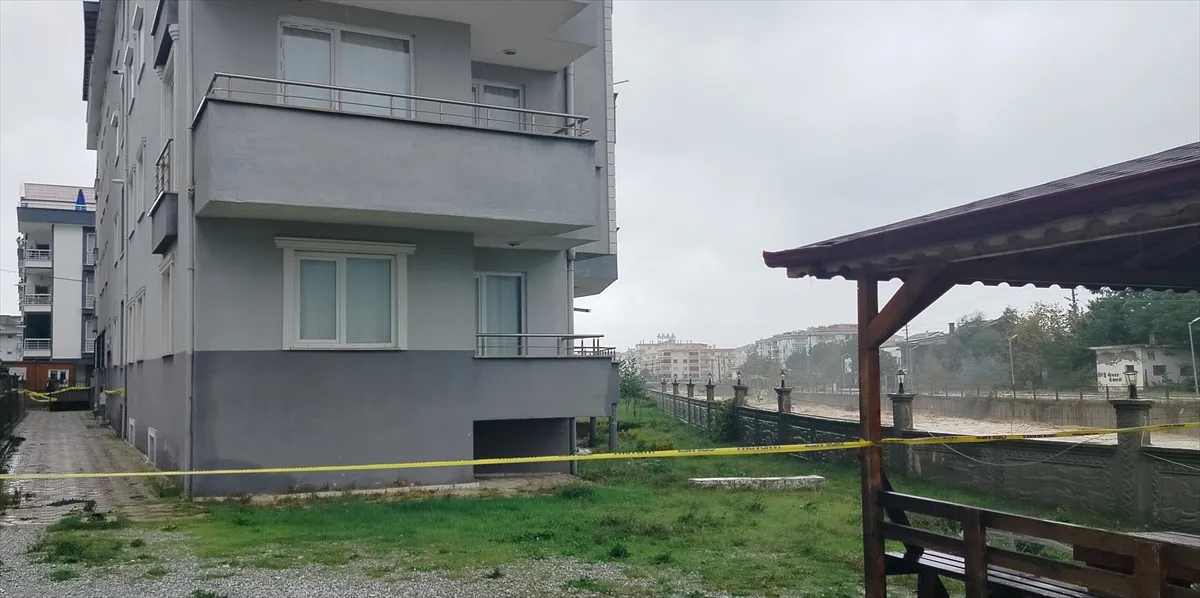 Yalova’da bahçesi çöken bina tahliye edildi Yalova’da bahçesi çöken bina tahliye edildi