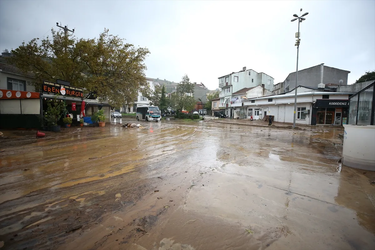 Yalova’nın Armutlu ilçesinde su baskını sonrası temizlik çalışması başladı Yalova’nın Armutlu ilçesinde su baskını sonrası temizlik çalışması başladı