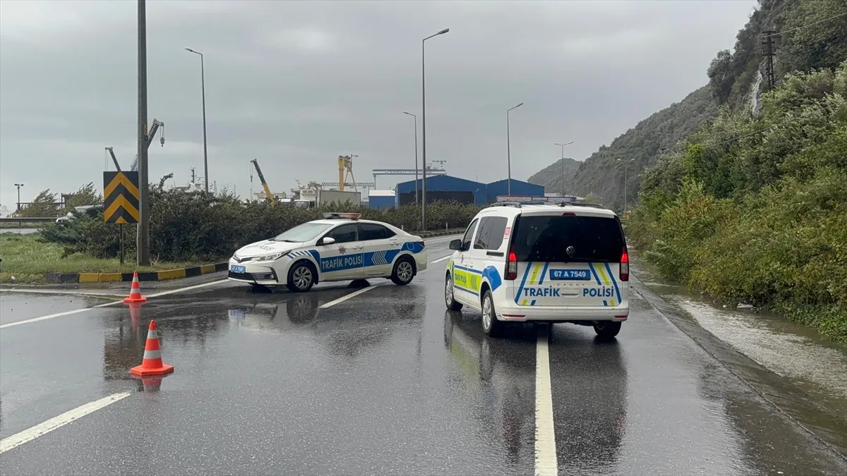 Yamaçtan düşen kaya parçası nedeniyle tek yönlü kapanan Karadeniz Ereğli-Alaplı yolu açıldı (GÜNCELLEME)