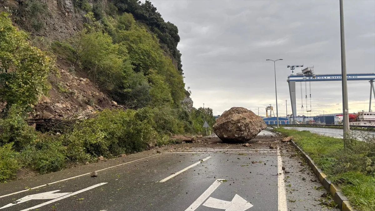 Yamaçtan düşen kaya parçası nedeniyle tek yönlü kapanan Karadeniz Ereğli-Alaplı yolu açıldı (GÜNCELLEME) Yamaçtan düşen kaya parçası nedeniyle tek yönlü kapanan Karadeniz Ereğli-Alaplı yolu açıldı (GÜNCELLEME)