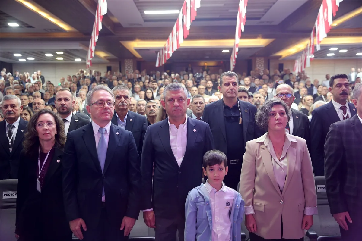 Yeni Parti Genel Başkanı Özel, partisinin Manisa il kongresinde konuştu Yeni Parti Genel Başkanı Özel, partisinin Manisa il kongresinde konuştu