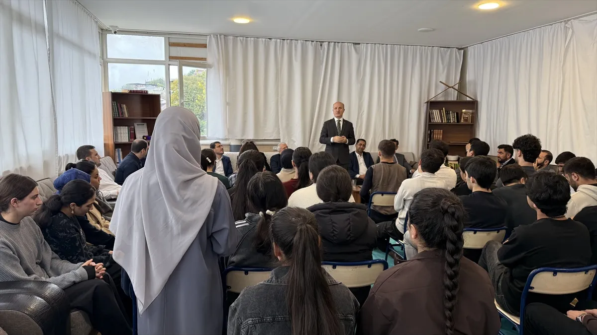 YÖK Başkanı Özvar, Tiflis’te uluslararası öğrencilerle buluştu YÖK Başkanı Özvar, Tiflis’te uluslararası öğrencilerle buluştu