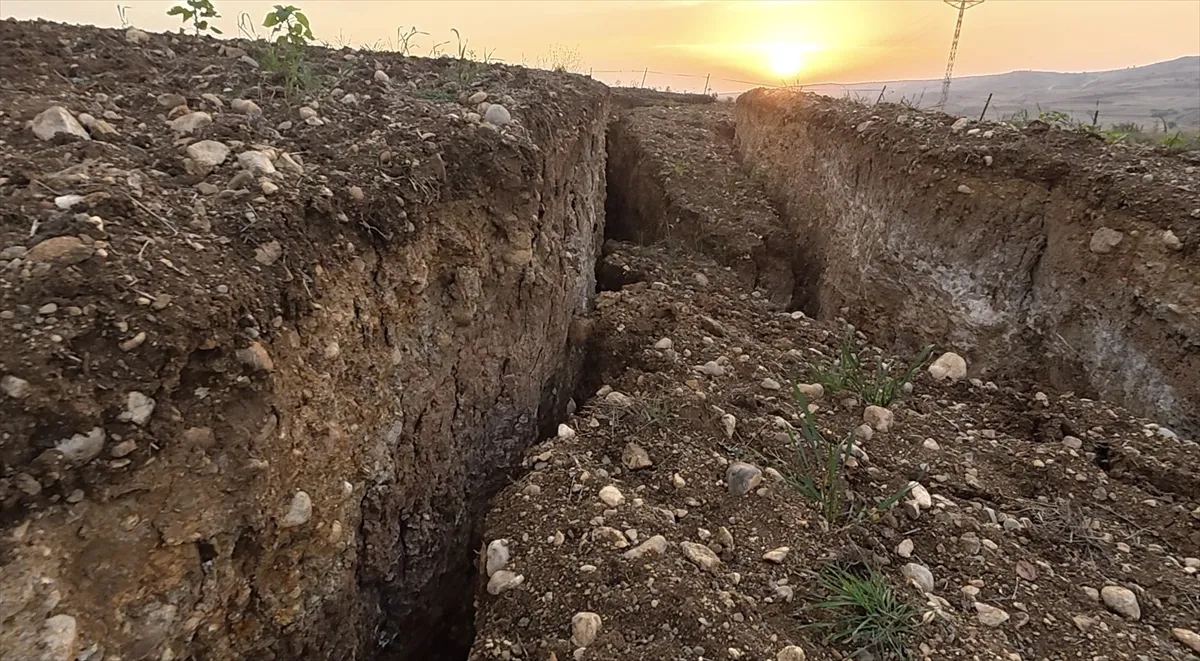 Yozgat’ta bir tarım arazisinde çökme ve yüzey yarıkları oluştu