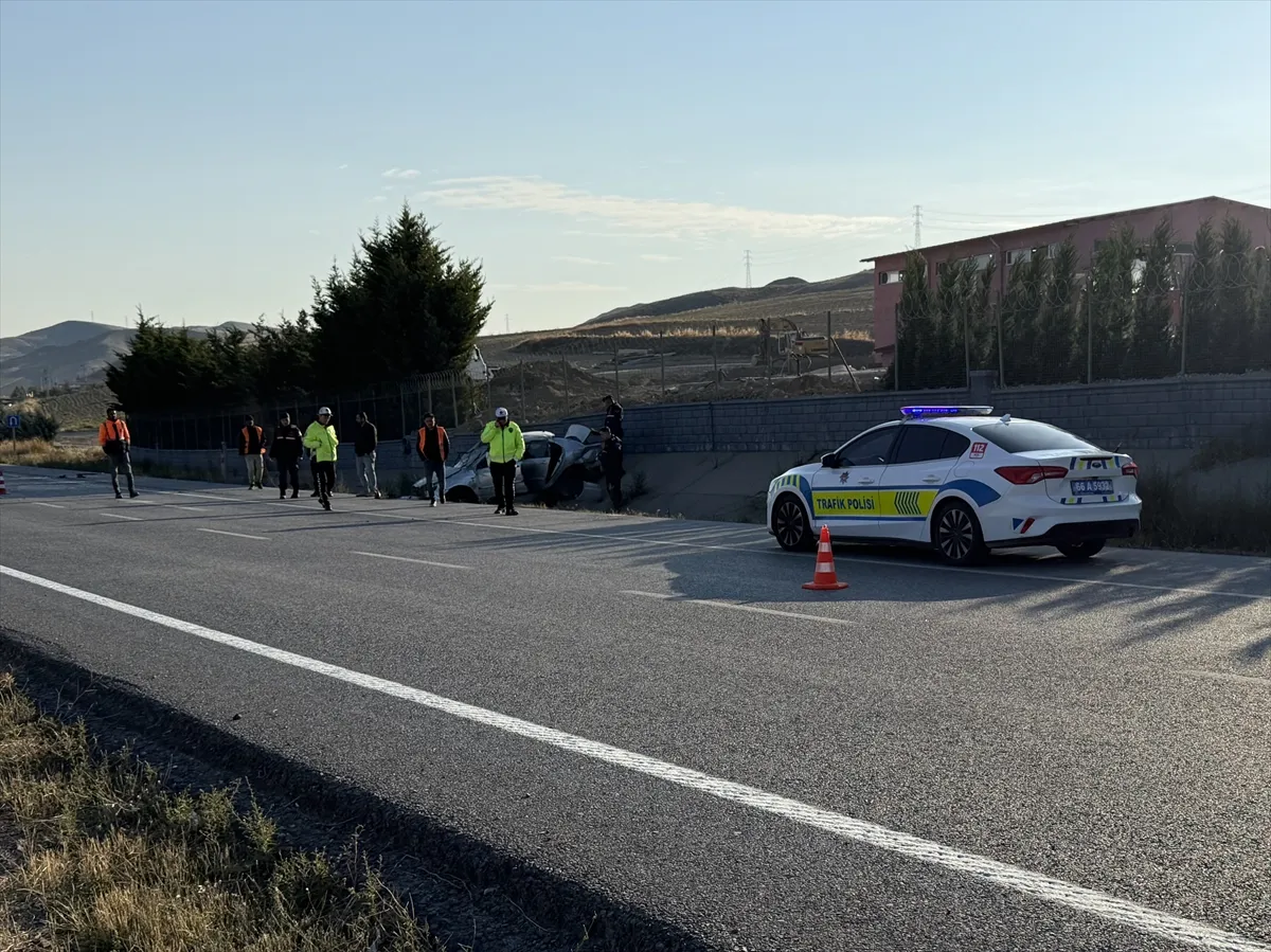 Yozgat’ta devrilen otomobildeki 3 kişi yaralandı Yozgat’ta devrilen otomobildeki 3 kişi yaralandı