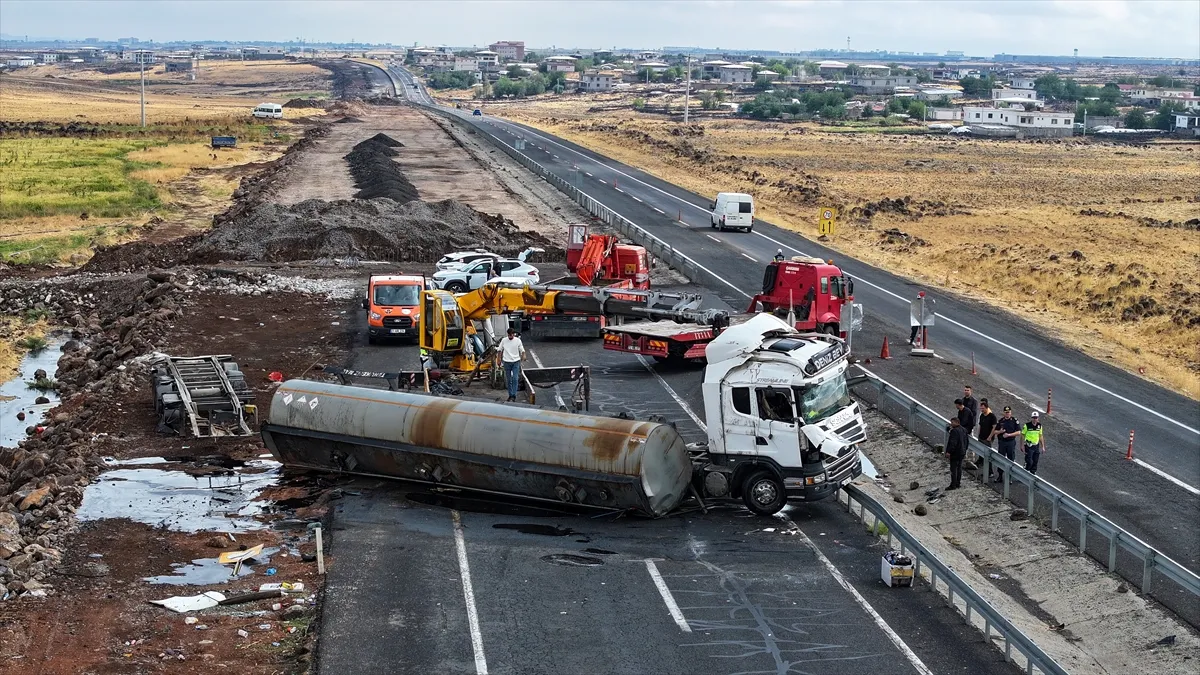 Zift yüklü tankerin devrilmesi sonucu Diyarbakır-Şanlıurfa kara yolu ulaşıma kapandı Zift yüklü tankerin devrilmesi sonucu Diyarbakır-Şanlıurfa kara yolu ulaşıma kapandı