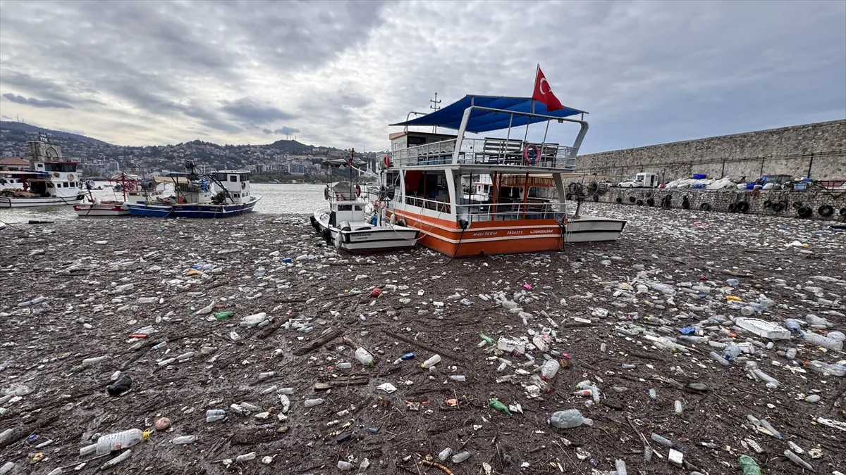Zonguldak Limanı, sağanakla denize taşınan atıklarla kaplandı Zonguldak Limanı, sağanakla denize taşınan atıklarla kaplandı