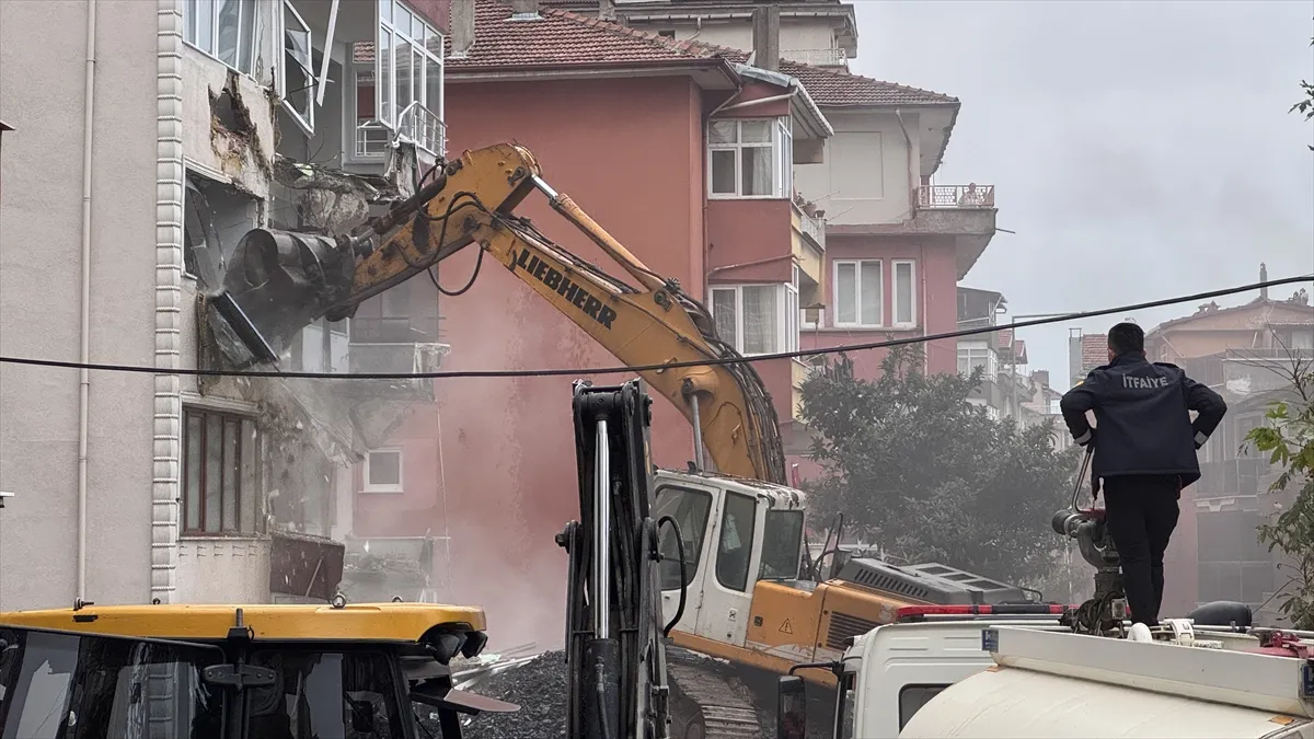 Zonguldak’ta çatlak oluşan bina yıkılıyor Zonguldak’ta çatlak oluşan bina yıkılıyor