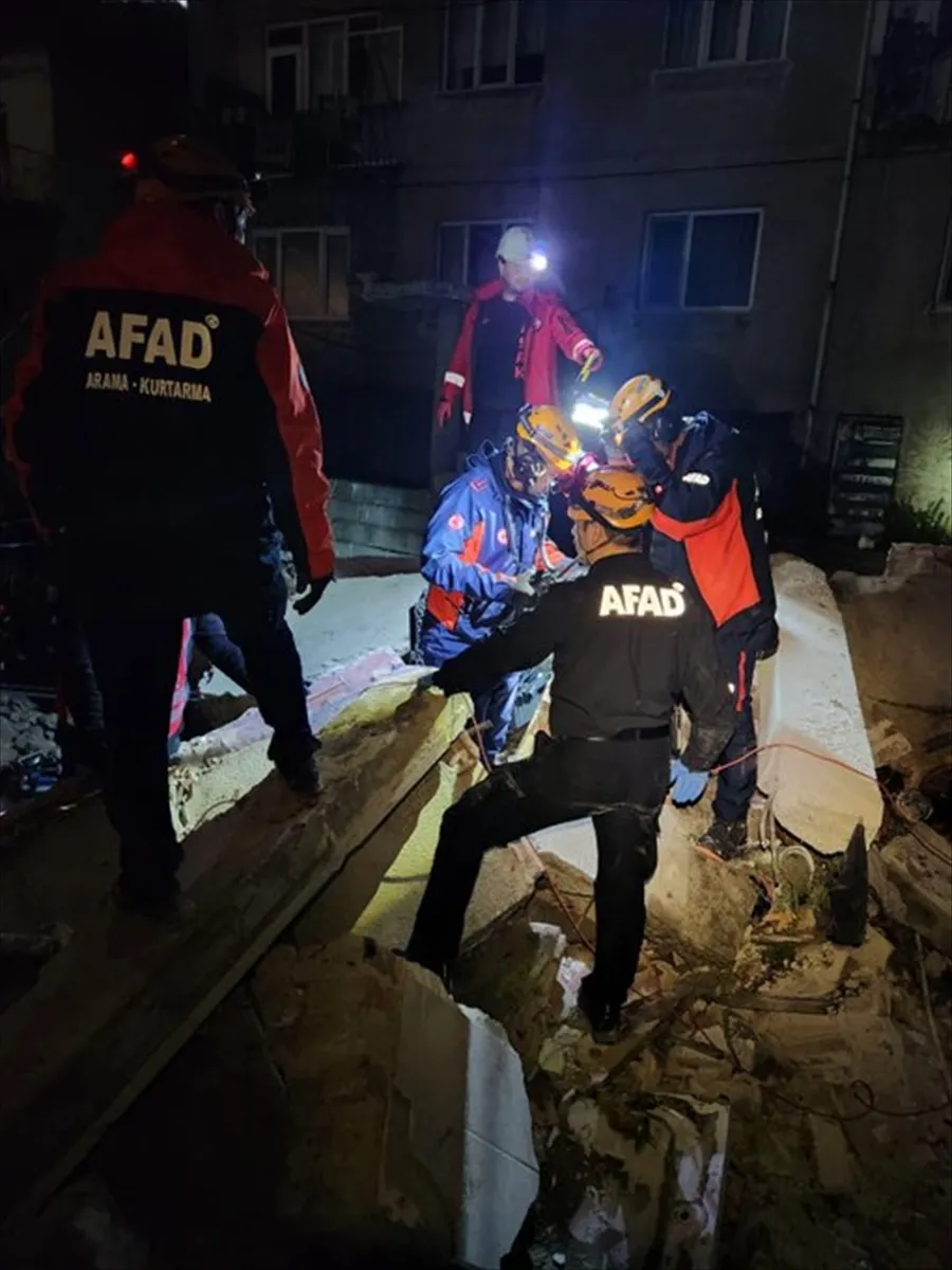 Zonguldak’ta çöken binada 1 kişi kurtarıldı, 1 kişi öldü (GÜNCELLEME 2) Zonguldak’ta çöken binada 1 kişi kurtarıldı, 1 kişi öldü (GÜNCELLEME 2)