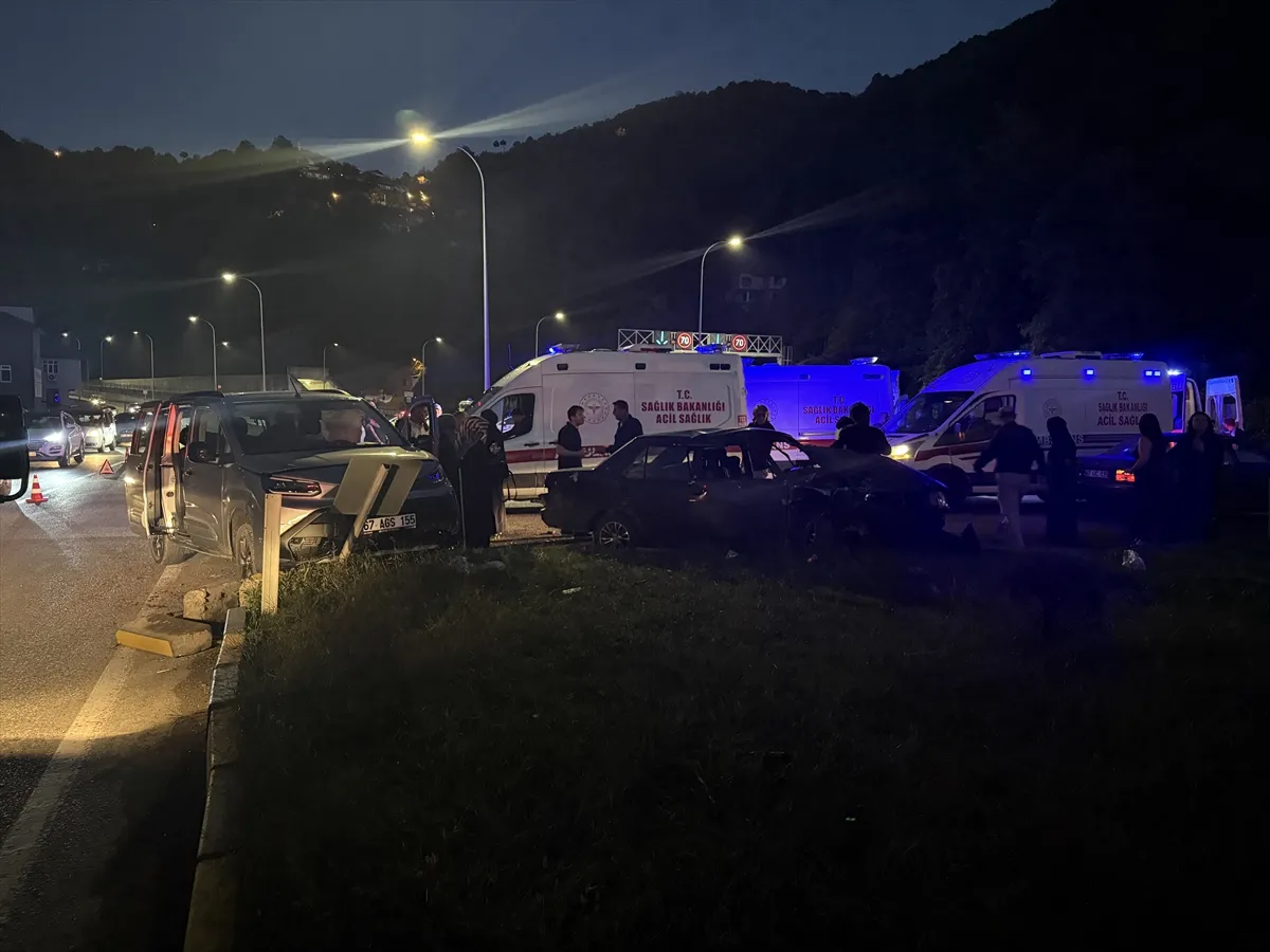 Zonguldak’ta otomobil ile hafif ticari aracın çarpıştığı kazada 6 kişi yaralandı Zonguldak’ta otomobil ile hafif ticari aracın çarpıştığı kazada 6 kişi yaralandı