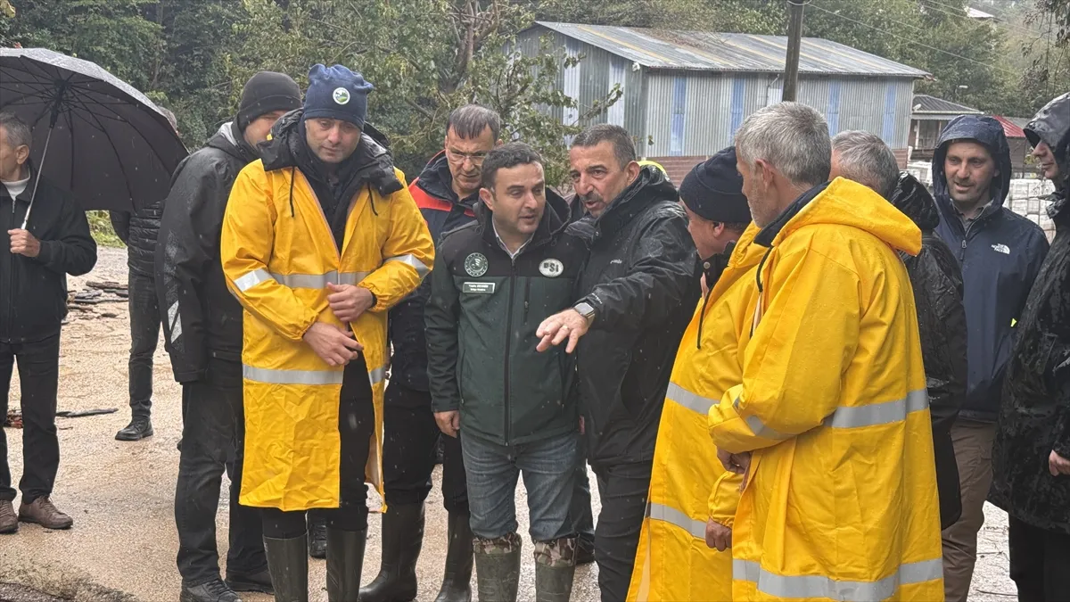 Zonguldak Valisi Hacıbektaşoğlu, sağanaktan etkilenen yerlerde incelemelerde bulundu Zonguldak Valisi Hacıbektaşoğlu, sağanaktan etkilenen yerlerde incelemelerde bulundu