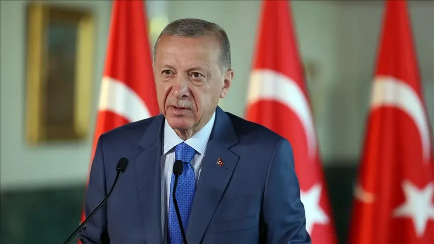 Cumhurbaşkanı Erdoğan, AK Parti’ye katılan belediye başkanlarına rozetlerini taktı