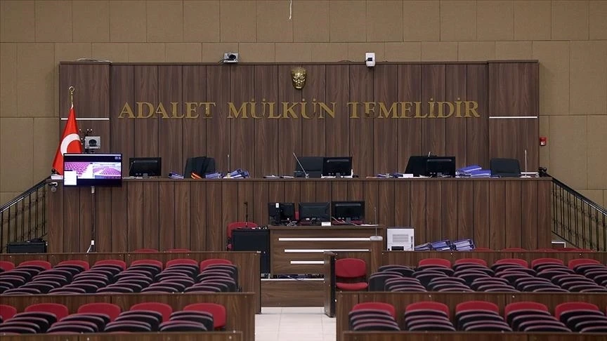 Sakarya’da kendisini polis ve savcı olarak tanıtan dolandırıcılık zanlısı tutuklandı Sakarya’da kendisini polis ve savcı olarak tanıtan dolandırıcılık zanlısı tutuklandı