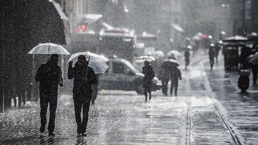 Bakırköy’de sağanak hayatı olumsuz etkiledi Bakırköy’de sağanak hayatı olumsuz etkiledi