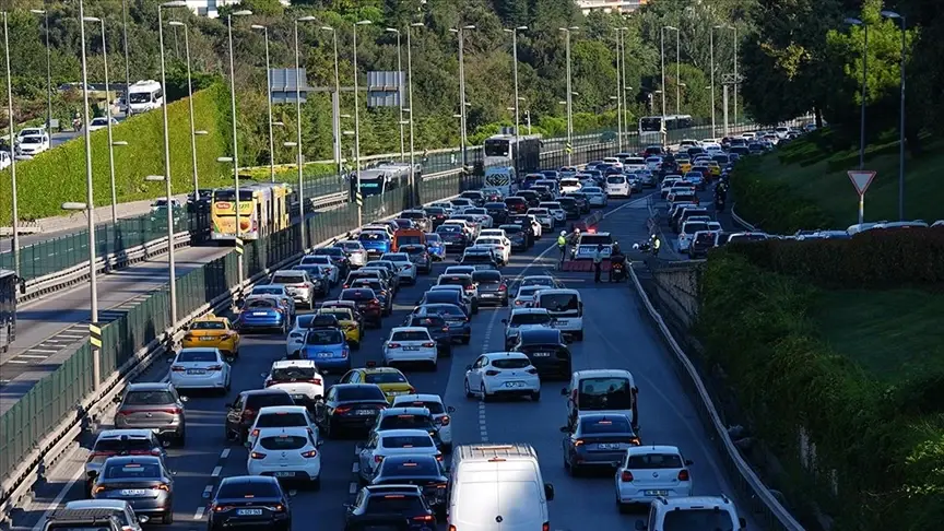 Başakşehir’de trafik akışını engelleyen 2 sürücüye 384 bin 712 lira ceza