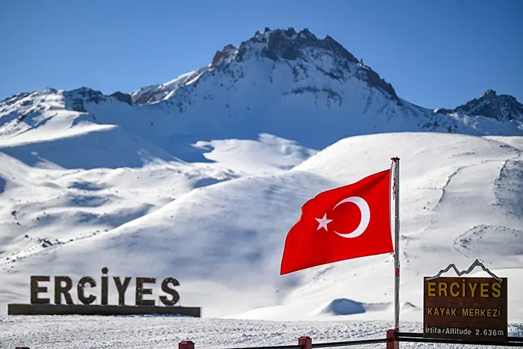 Kayseri’de Erciyes Dağı beyaza büründü Kayseri’de Erciyes Dağı beyaza büründü