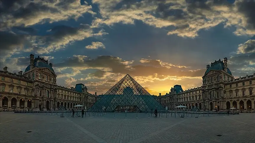 Louvre Müzesi onarılmazsa kapılarını halka kapatmak zorunda kalacak uyarısı Louvre Müzesi onarılmazsa kapılarını halka kapatmak zorunda kalacak uyarısı