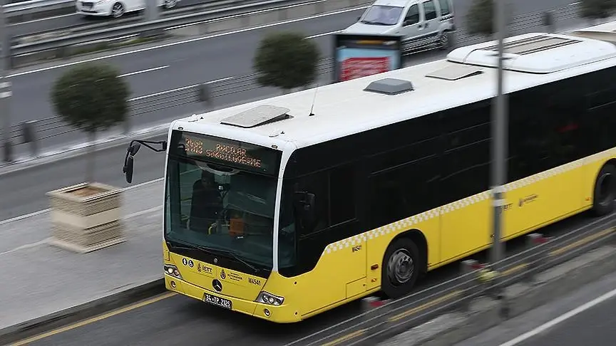 Maltepe’de bir İETT otobüsü yolun çökmesi sonucu oluşan çukura düştü Maltepe’de bir İETT otobüsü yolun çökmesi sonucu oluşan çukura düştü