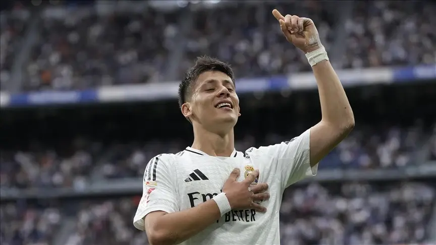 Real Madrid’de eylül ayının oyuncusu seçilen Arda Güler, ödülünü aldı