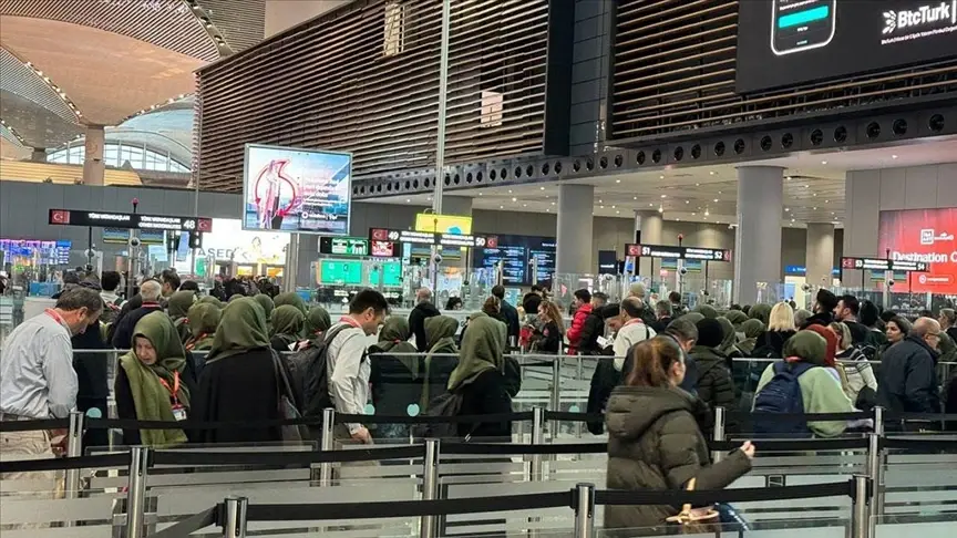 Aden Havalimanı ve Maaşik Sarayı balistik füzeyle vuruldu Aden Havalimanı ve Maaşik Sarayı balistik füzeyle vuruldu