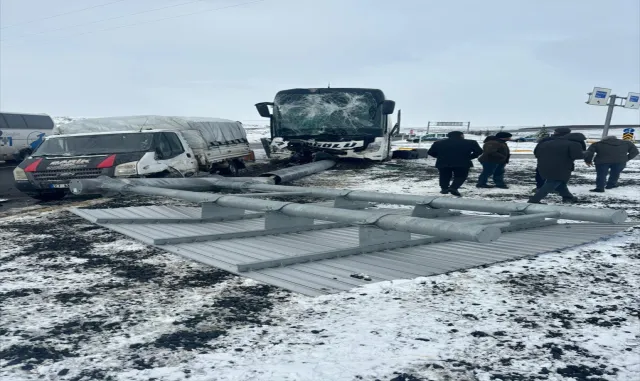 Ağrı’da yolcu otobüsü ile kamyonetin karıştığı kazada 11 kişi yaralandı Ağrı’da yolcu otobüsü ile kamyonetin karıştığı kazada 11 kişi yaralandı