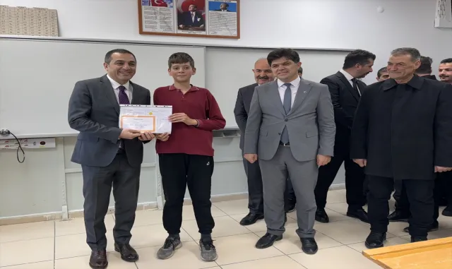 Antalya, Muğla, Isparta ve Burdur’da öğrenciler karnelerini aldı Antalya, Muğla, Isparta ve Burdur’da öğrenciler karnelerini aldı