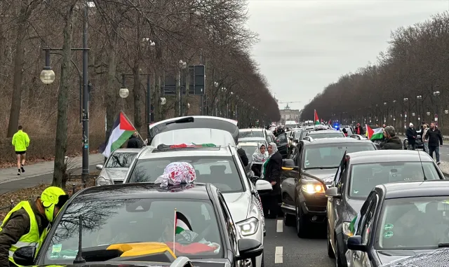Berlin’de araç konvoyu ile Gazze’deki katliam protesto edildi Berlin’de araç konvoyu ile Gazze’deki katliam protesto edildi