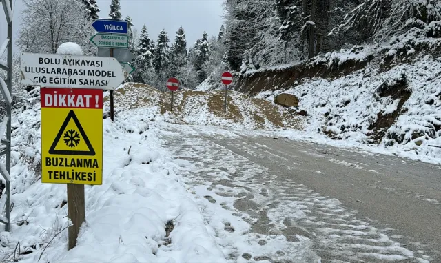Bolu-Yedigöller yolu kar ve buzlanma nedeniyle kapatıldı Bolu-Yedigöller yolu kar ve buzlanma nedeniyle kapatıldı