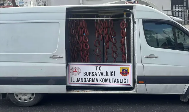 Bursa’da akaryakıt istasyonunda minibüste sucuk yıkanmasına ilişkin 2 kişi yakalandı Bursa’da akaryakıt istasyonunda minibüste sucuk yıkanmasına ilişkin 2 kişi yakalandı
