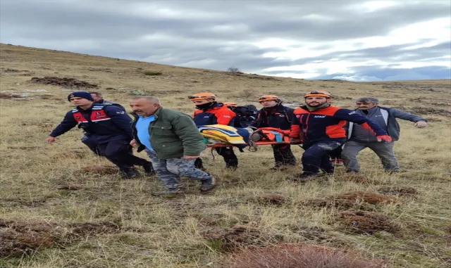 Dağda ayağı kırılan avcıyı jandarma ve AFAD ekipleri kurtardı Dağda ayağı kırılan avcıyı jandarma ve AFAD ekipleri kurtardı